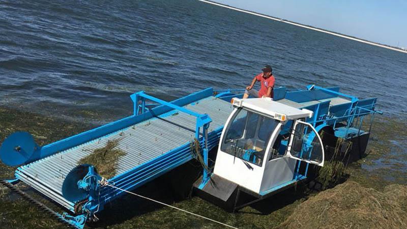   قارب تنظيف مياه البحار والأنهار من الحطام والنفايات والأعشاب في أمريكا الجنوبية